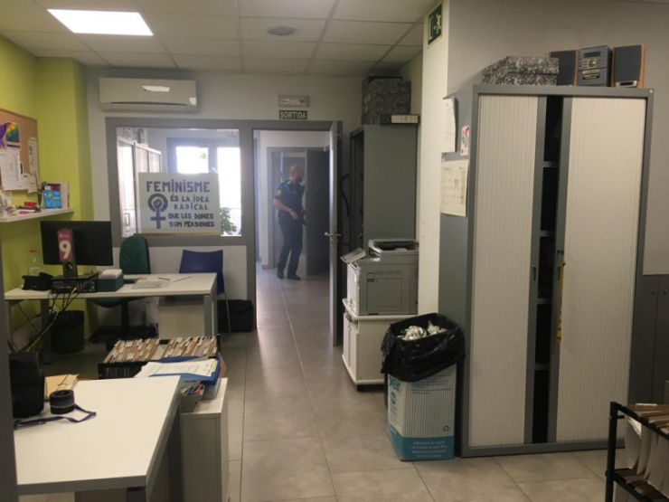 Un agent de la Policia Local comprova que no quedi ningú a l'edifici de Serveis Socials