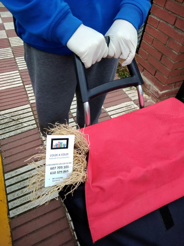 Persona voluntària Colze a Colze portant menjar