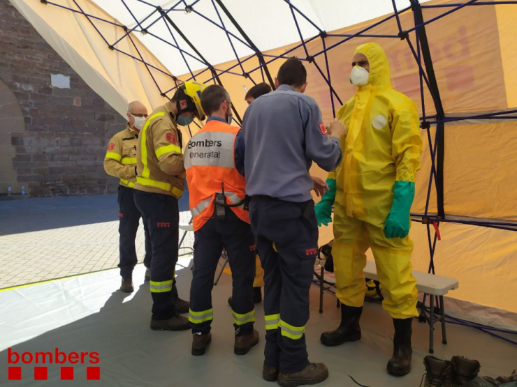Bombers fent tasques de desinfecció